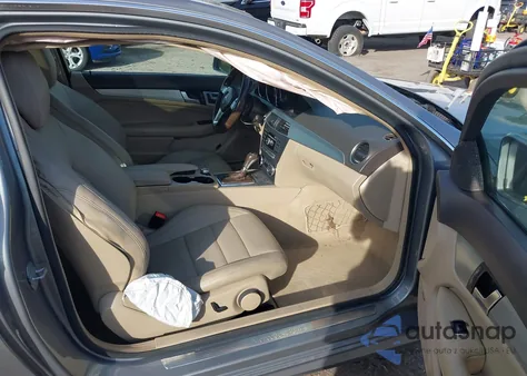 2012 Mercedes-Benz C 250 z USA, uszkodzony, nr VIN WDDGJ4HB5CF772865